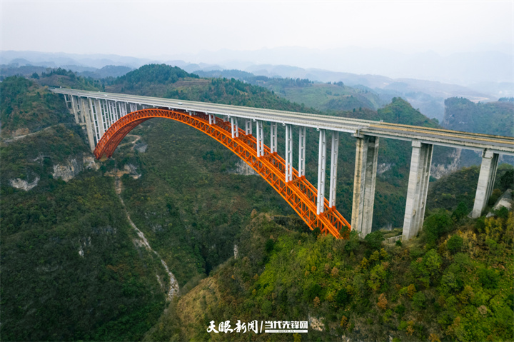 （中首）畢節總溪河大橋：路從山中來 天塹變通途