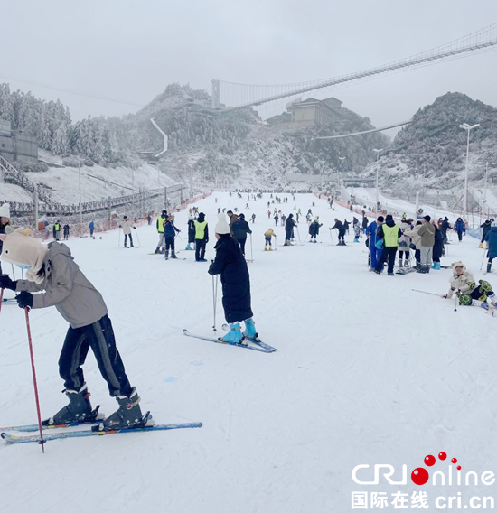 貴州六盤水：冰雪旅遊持續升溫 市民滑雪度新春_fororder_周嫻1