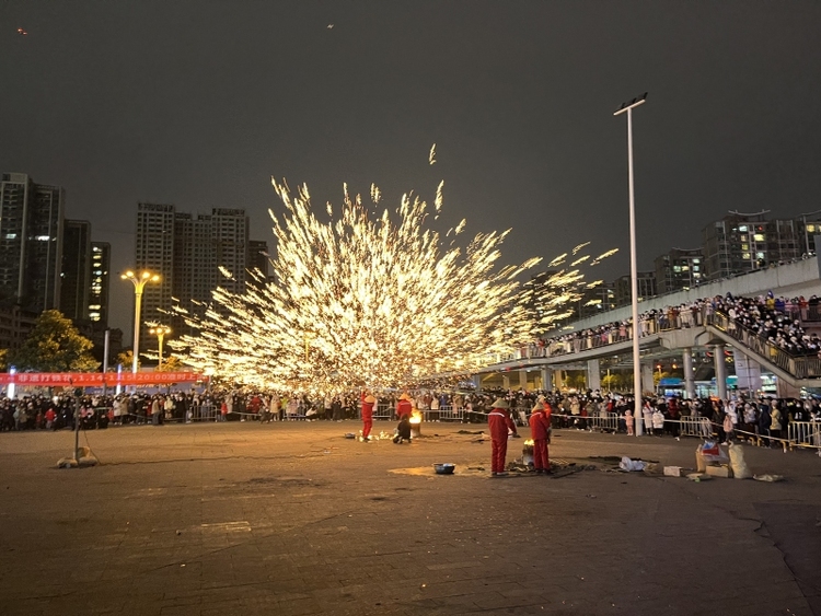 非遺“打鐵花”驚艷貴陽市民