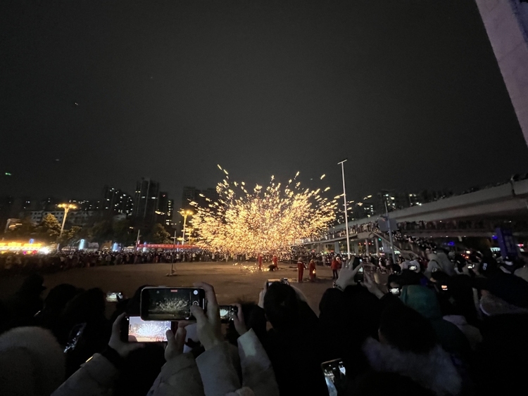 非遺“打鐵花”驚艷貴陽市民