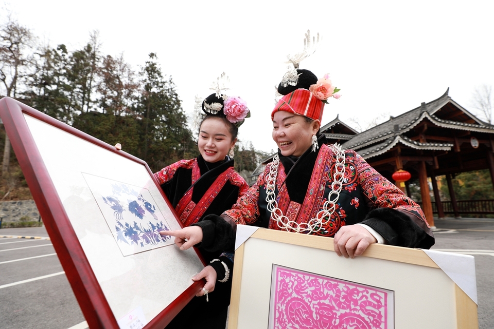 貴州劍河：生肖剪紙賀新年_fororder_1月17日，國家級非物質文化遺産苗族剪紙傳承人姜文英（右）和剪紙愛好者在劍河縣華潤希望小鎮交流剪紙技藝。（楊家孟 攝）.JPG