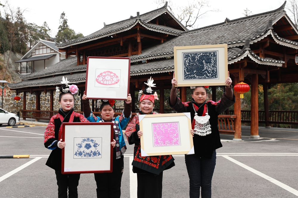 貴州劍河：生肖剪紙賀新年_fororder_1月17日，國家級非物質文化遺産苗族剪紙傳承人姜文英（右二）和剪紙愛好者在劍河縣華潤希望小鎮展示剪紙作品。（楊家孟 攝）.JPG