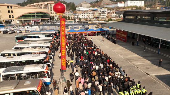 （供稿）貴州平塘：“就業快遞”直通車開啟千名農民工便捷返崗之行_fororder_集中出行歡送儀式現場