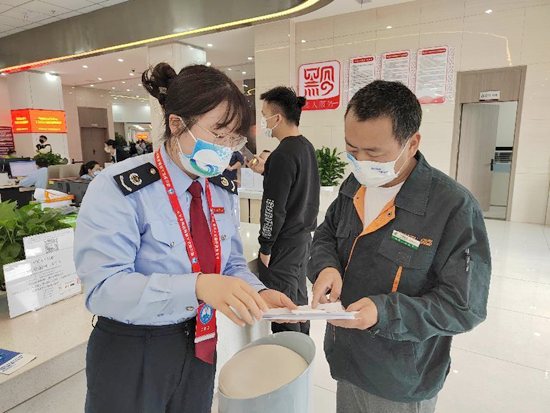 貴陽稅務： 開展便民化改革 構建辦稅服務環境多元化新生態_fororder_稅務1