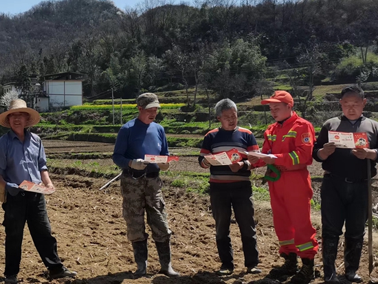 （供稿）貴州碧江開展“助春耕 防山火”春季火災防控宣傳_fororder_圖為深入田間地頭宣講防火知識