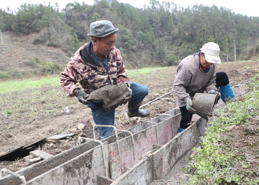 （供稿）貴州岑鞏：挺直農業“腰桿”  護航糧油安全_fororder_2、岑鞏縣平莊鎮石門坎村楊家溝組，村民正在修建灌溉溝渠。（沈啟照 攝）.JPG