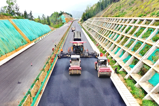 （供稿）德余高速公路建設如火如荼_fororder_德余高速正在鋪瀝青