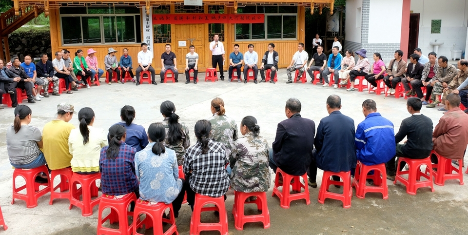 貴州天柱：祥和村四大行動促進城鄉和美_fororder_村幹部在宣傳和美城鄉四大行動.JPG