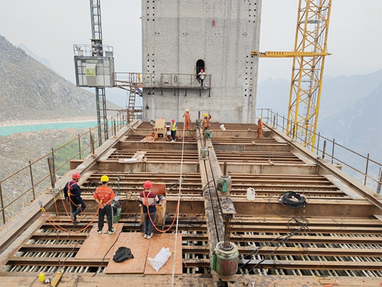 萬橋越黔山  世界級大橋花江峽谷大橋建設穩步推進_fororder_微信圖片_20230518112430