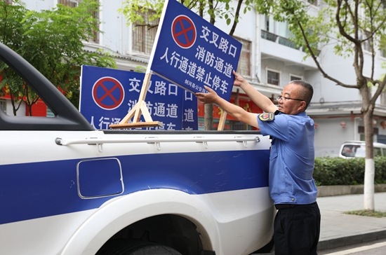 （供稿）貴州劍河：突顯“山水園林城市”特色  擦亮宜居城市幸福底色_fororder_在示範街區工作的執法人員（彭郡攝）