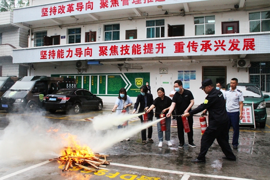 （供稿）貴州碧江消防助力“安全生産月”活動走實走深_fororder_圖為員工實操使用滅火器