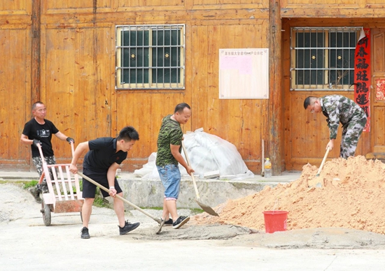 貴州劍河：幹部返鄉助力鄉村庭院美化及環境衛生整治_fororder_微信圖片_20230615143323