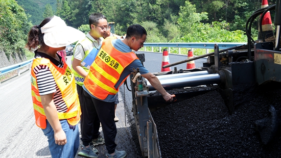 （供稿）貴州安順公路管理局：搶抓晴好天氣 加快推進路面預防性養護施工_fororder_（230713）S212線鳳凰山路段預防性養護施工（檢測瀝青溫度）-姬邦梅.JPG