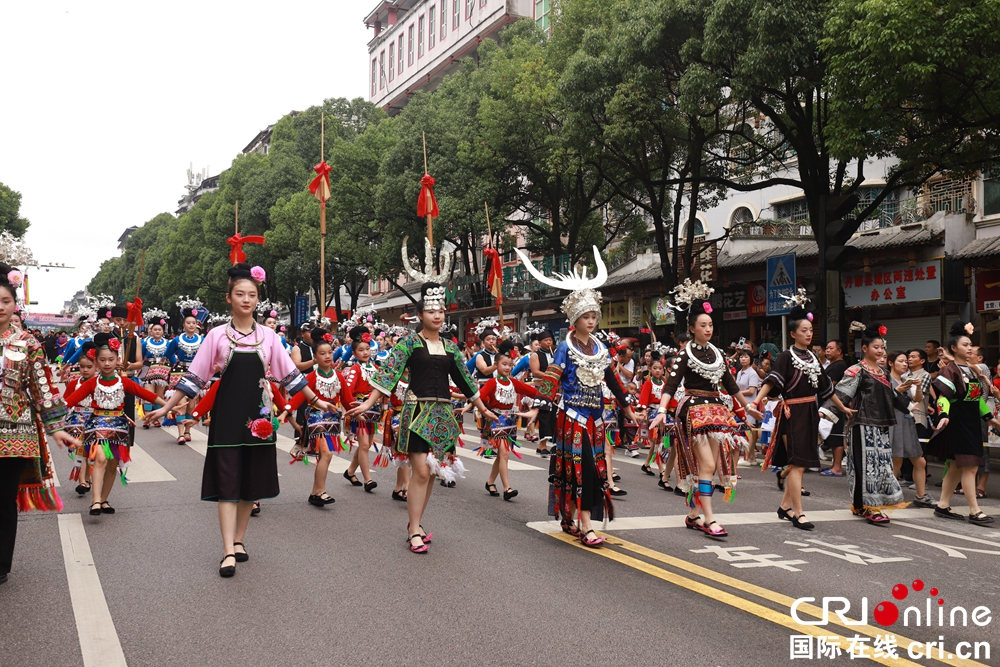 貴州丹寨：非遺盛裝巡演盡顯民族特色_fororder_ad30f1aedf53fd89a166b5d3b8f393f