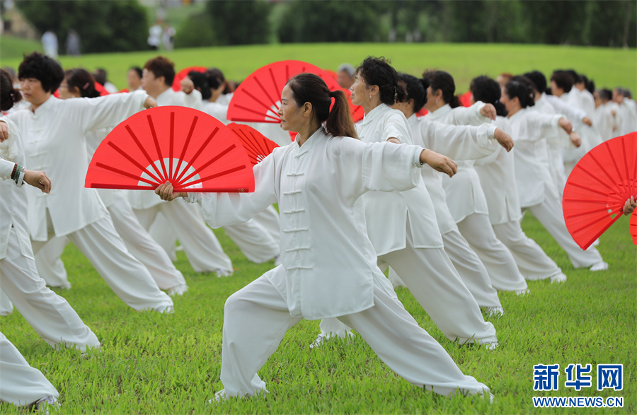 貴陽市民“武”動雲漫湖