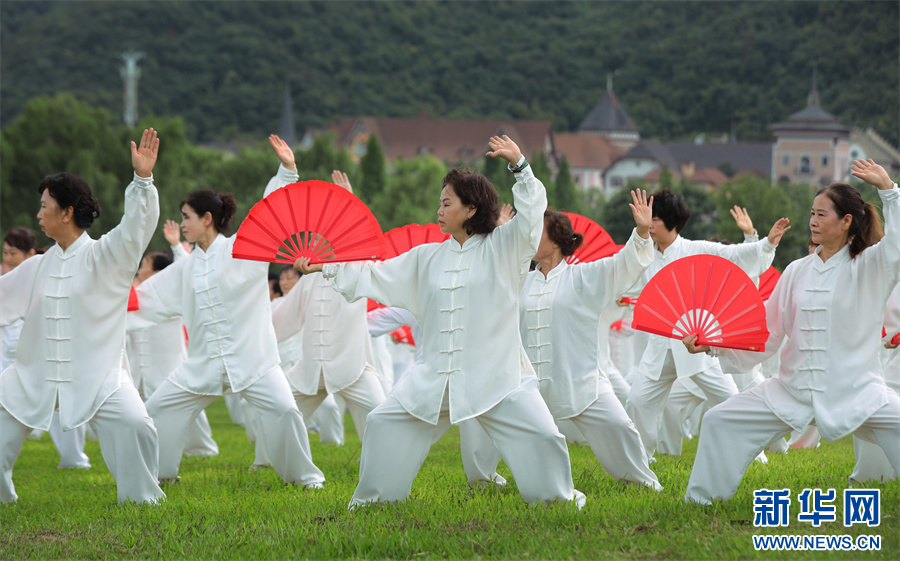 貴陽市民“武”動雲漫湖