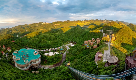 貴州鍾山：暢享夏日清涼 避暑旅遊人氣旺_fororder_《梅花坪風光》郭君海鍾山區13984618192