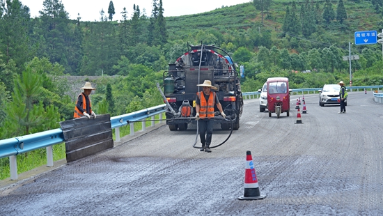 （供稿）貴州安順公路管理局：搶抓晴好天氣 加快推進路面預防性養護施工_fororder_（230713）S212線鳳凰山路段預防性養護施工（噴灑乳化瀝青2）-姬邦梅.JPG