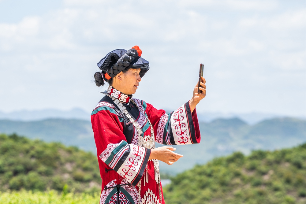 貴州威寧：蕎花爛漫引客來_fororder_2023年7月16日，遊客在貴州省畢節市威寧彝族回族苗族自治縣板底鄉雄鷹村觀賞蕎麥花。 (4)