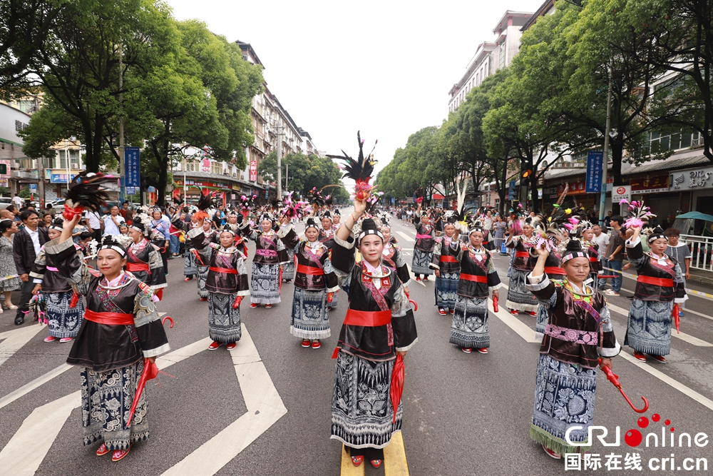 貴州丹寨：非遺盛裝巡演盡顯民族特色_fororder_7a09730647c8e260d80712c05e87d7f