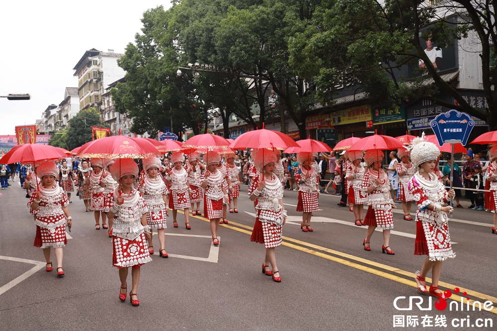 貴州丹寨：非遺盛裝巡演盡顯民族特色_fororder_3dd98053a477a4ea1330d21fbf0426a