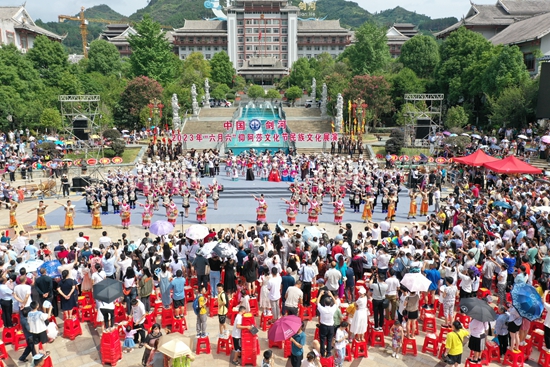 貴州劍河2023年“六月六”仰阿莎文化節正式開幕 開啟夏日“狂歡”_fororder_劍河6月6開幕式展演 戴正國攝.JPG