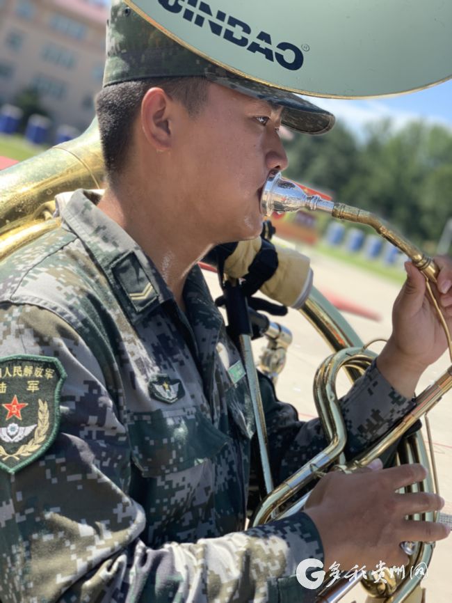 （副頭條）國慶大閱兵上，貴州90後小夥參加聯合軍樂團演奏