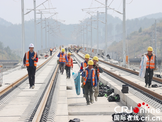 穿越喀斯特的高鐵建設者：在黔桂大地上書寫堅守故事_fororder_高鐵1