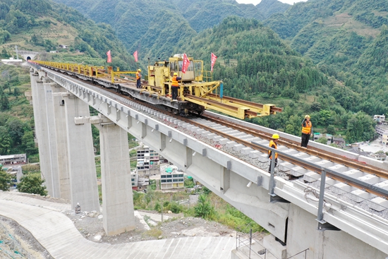 西部陸海新通道建設再提速 敘永至畢節鐵路全線鋪軌完成_fororder_鐵路3