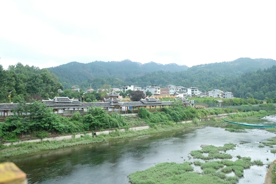 貴州天柱：農村環境整治“治”出和美村居_fororder_清冽的河水繞村而過。.JPG