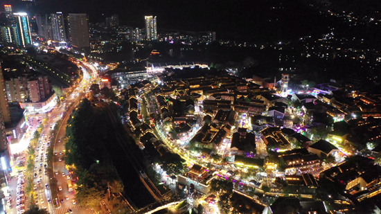 貴州鍾山：“夜經濟”點亮城市新“夜”態_fororder_夜幕下的水城古鎮燈火輝煌 (1)