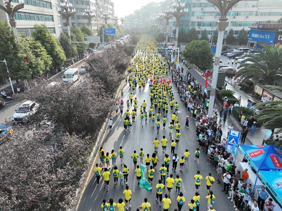 貴州赫章2023年阿西裏西高原山地穿越賽：奔跑貴州之巔 穿梭雲中花海_fororder_在夜郎大道上奔跑的運動員 管慶蘶攝