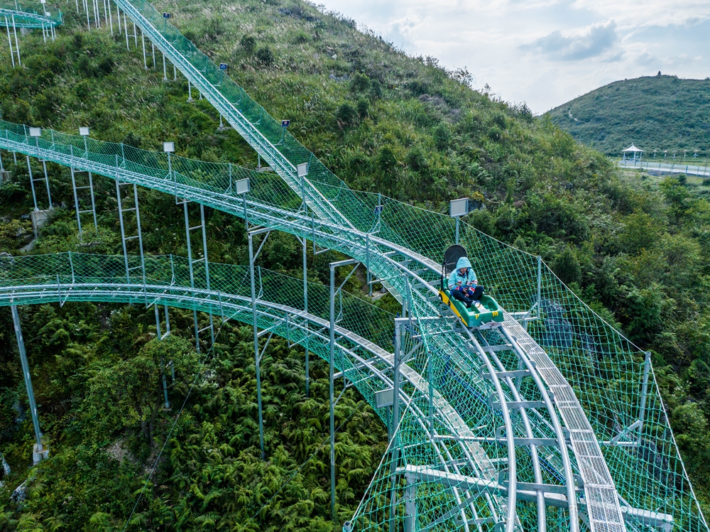 貴州畢節：建草原景點豐富山地旅遊_fororder_2023年9月2日，遊客在貴州省畢節市百里杜鵑管理區方家坪景區裏坐滑車。