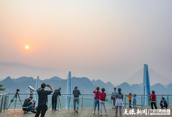 貴州“天空之橋”服務區火“出圈”