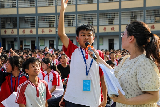 貴州天柱：以賽促學 千人法律知識競賽掀普法宣傳熱潮_fororder_學生答題 (2).JPG