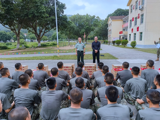 貴州碧江人武部紮實開展新兵回訪工作_fororder_回訪組成員勉勵新兵