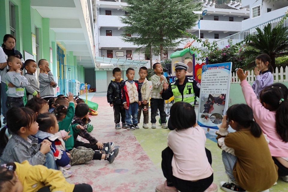 貴州鎮遠交警走進幼兒園 帶著萌娃學安全_fororder_圖3：圖為民警向小朋友講解交通安全知識。.JPG