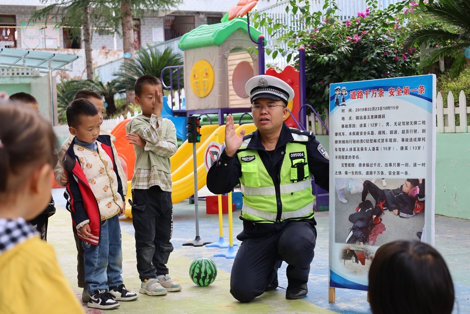 貴州鎮遠交警走進幼兒園 帶著萌娃學安全_fororder_圖2：圖為民警向小朋友講解事故案例。.JPG