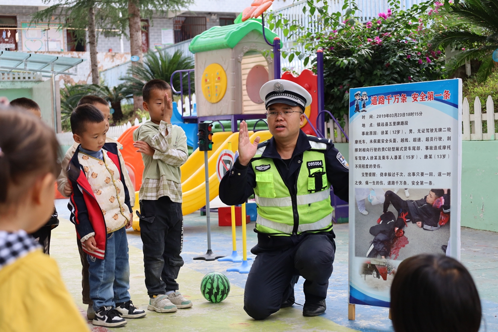 貴州鎮遠交警走進幼兒園 帶著萌娃學安全_fororder_圖2：圖為民警向小朋友講解事故案例。.JPG