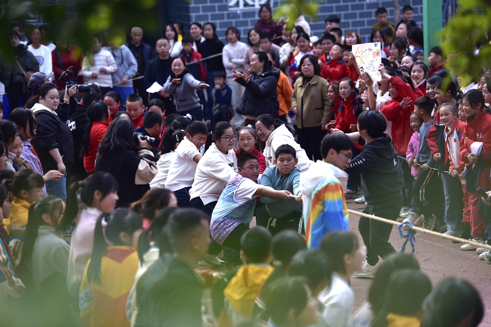 貴州鎮遠：各中小學校運會如火如荼_fororder_2023年11月17日，鎮遠縣城關三小校運會拔河比賽現場。（江春健   攝）.JPG