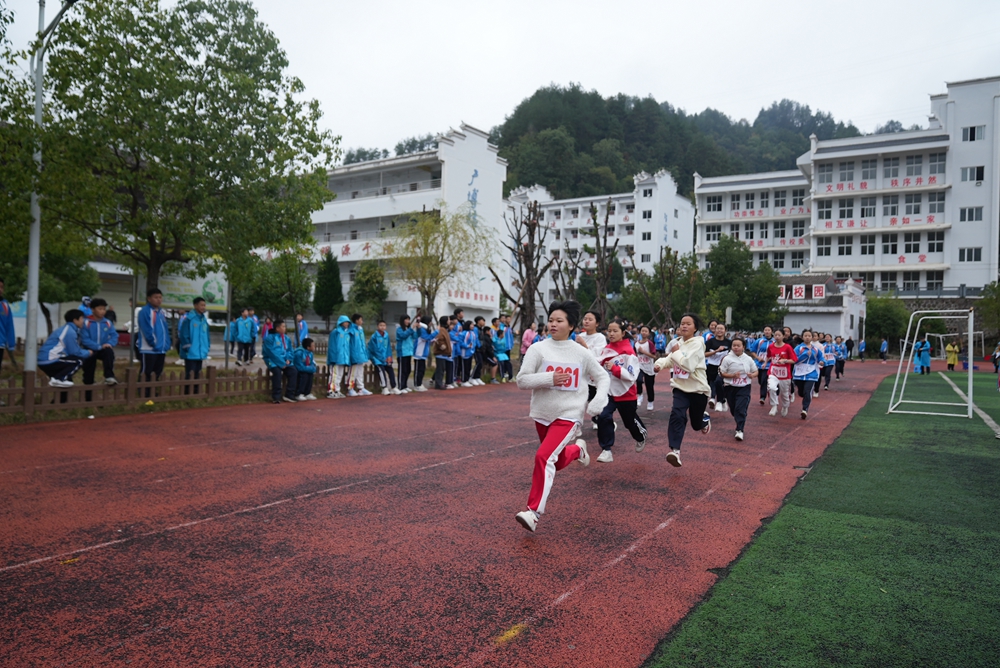 貴州鎮遠：各中小學校運會如火如荼_fororder_2023年11月16日，鎮遠縣第三中學校運會賽跑現場。 （龍世才   攝）.JPG