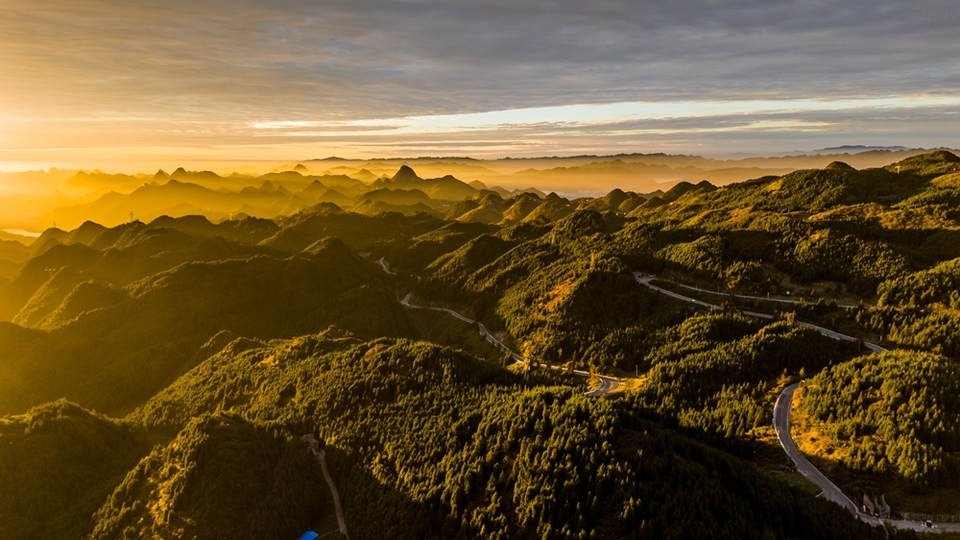 貴州鍾山：梅花山朝霞滿天 美如畫卷_fororder_11月17日，梅花山旅遊景區，霞光普照，峰叢盡染。郭君海