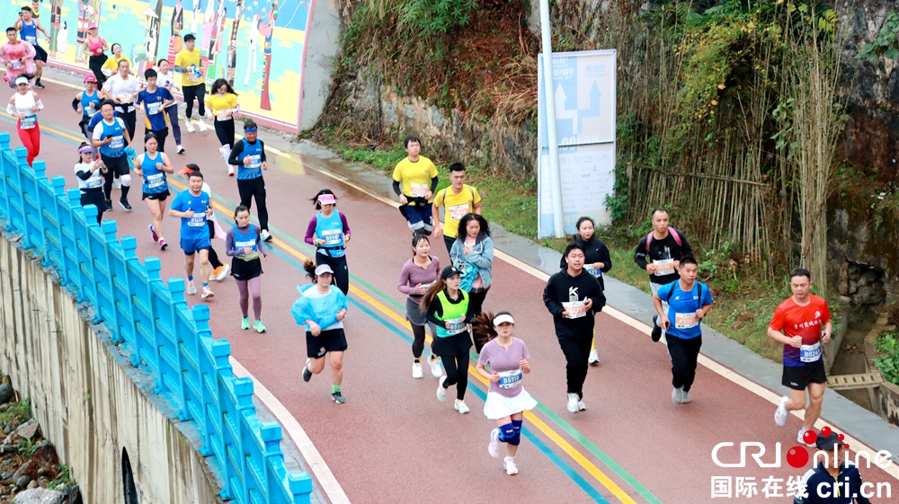 貴州銅仁·梵凈山冬季馬拉松鳴槍開跑 萬名跑友用腳步丈量美麗賽道_fororder_微信圖片_20231126153504