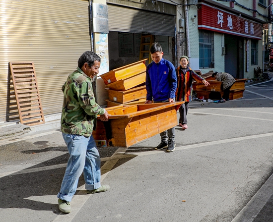 貴州天柱：電火箱微改造  消防安全有保障_fororder_村民劉錦福（前）將改裝好的電火箱抬回家.JPG