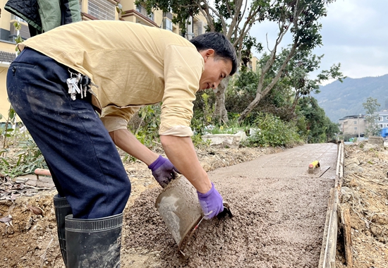 貴州鎮遠：東城社區黨建微田園 保障群眾“菜籃子”_fororder_微信圖片_20231130161029