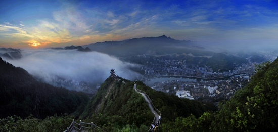 貴州鎮遠：提升文旅品質 做足冬遊“文章”_fororder_石屏山景區 古城墻 何昌華 攝