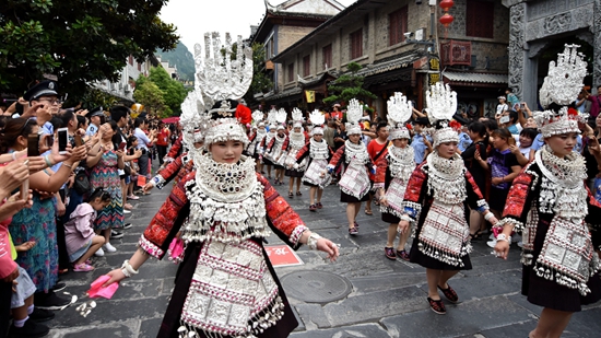 貴州鎮遠：提升文旅品質 做足冬遊“文章”_fororder_遊行隊伍中的苗族同胞引得遊客關注（通訊員  吳賢和  攝）