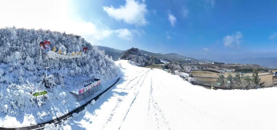 （供稿）體驗冰雪上的“速度與激情” 貴州六盤水玉舍雪山滑雪場開門迎客_fororder_冰雪