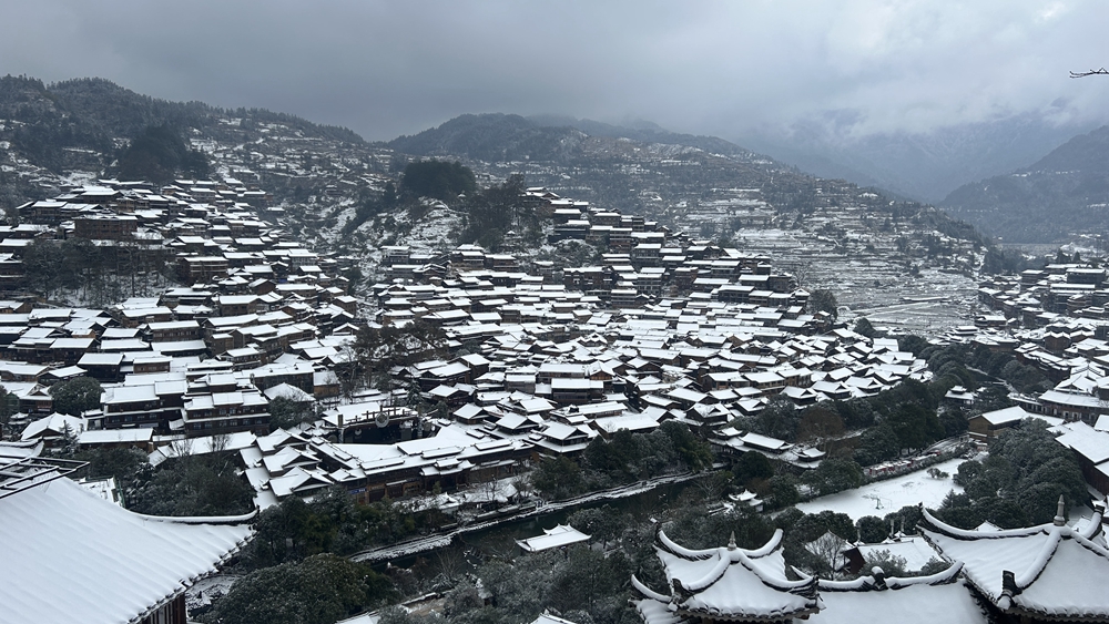 貴州雷山西江千戶苗寨迎來降雪  冬日雪景如畫_fororder_1月22日，貴州省雷山縣西江千戶苗寨迎來2024年第一場降雪。圖為苗寨夢幻般的雪景。