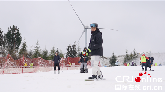 “貴州山居丨沐山風•踏雪‘黔’行”網絡傳播接力活動在貴陽舉行_fororder_滑雪1